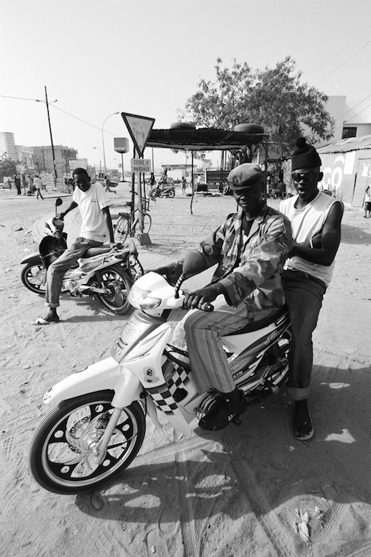 'Mor & Dabakh', Passoir taxi stand.